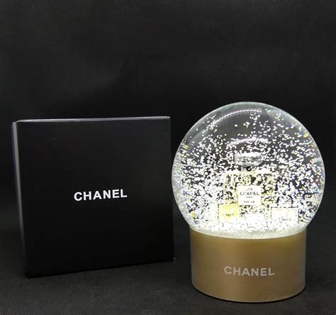 Chanel, Boules à neige. Un ensemble de 3 petites boules